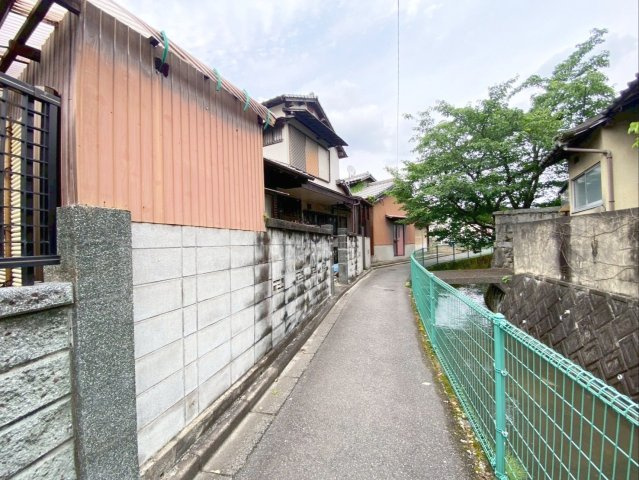 糟屋郡篠栗町大字篠栗 中古戸建の前面道路含む現地写真|教育施設や生活利便施設が徒歩圏内にある便利な住環境！