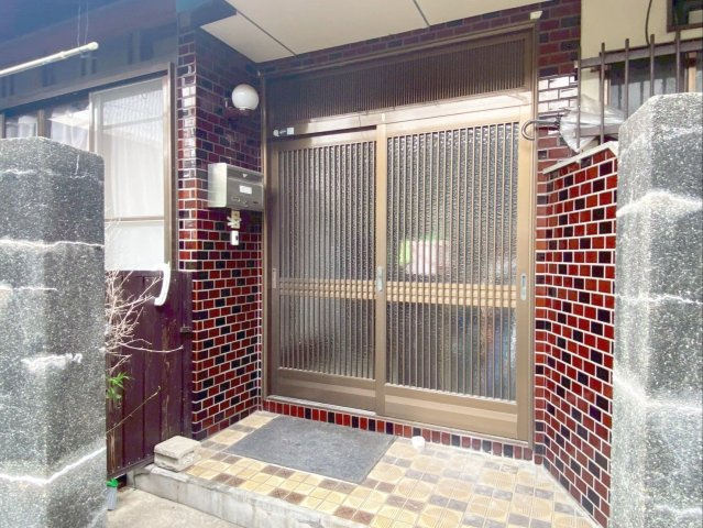 糟屋郡篠栗町大字篠栗 中古戸建の玄関|スペースをとらずに出入りしやすい引戸玄関！