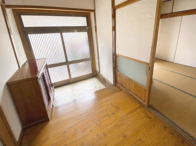 糟屋郡篠栗町大字篠栗 中古戸建の玄関|すりガラスのドアで自然光を取り込む明るい玄関！
※AI加工により荷物を消去しています（現況優先）
