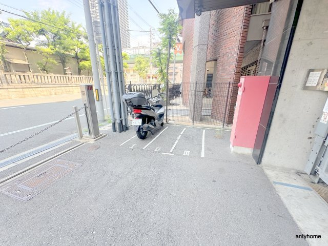 フェルザ今宮戎　仲介手数料無料の駐車場