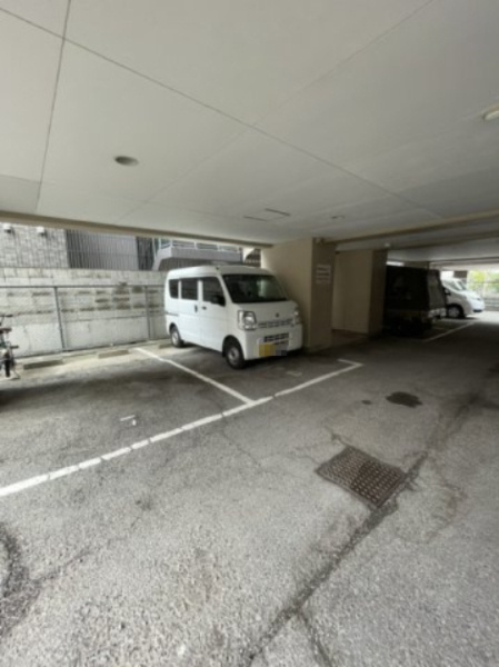 シャンテジョイフルの駐車場