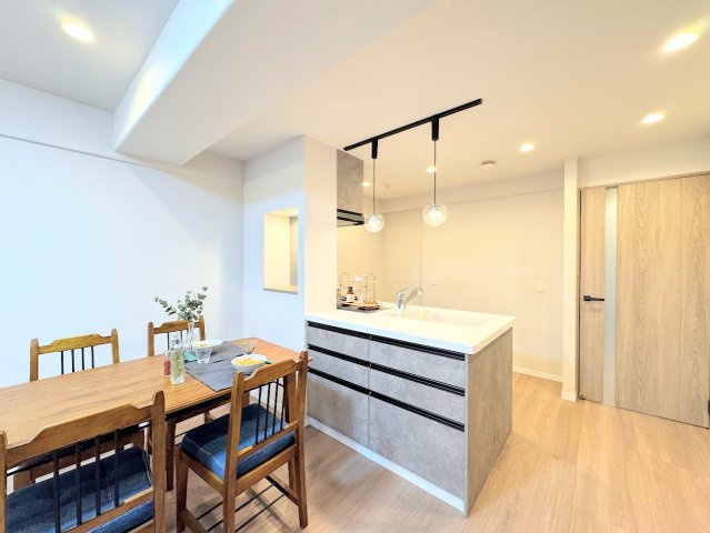 レイディアントシティ戸塚のキッチン|［施工例］◆デザイン性と機能性を兼ね備えたキッチンです。リビングスペースとの一体感が生まれ、広々空間を演出してくれます。