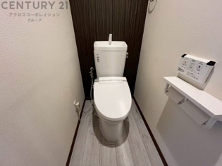 温水洗浄便座付トイレは温水洗浄機能により、暖かい水でおしりを洗浄することができ、冷たい水を使う従来の便座に比べ、温水洗浄機能で暖かいトイレを提供し、快適な使用を可能にします。