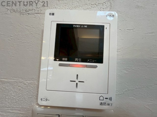 訪問者が来たときにテレビ画面で確認できるため、安心してドアを開けられます。録画機能があるものもあり、留守中に来訪者を記録しておくことができます。利便性が高く、セキュリティ面でも安心です。