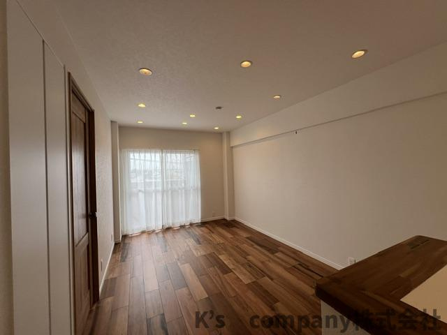 茅ヶ崎市中海岸2丁目　マンション茅ヶ崎の居間・リビング|キッチンからみたリビングルーム◇◇