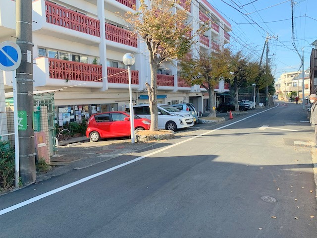 茅ヶ崎市中海岸2丁目　マンション茅ヶ崎の周辺|前面道路の様子です◇