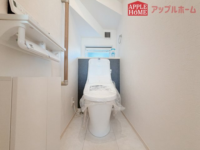 行田市深水町Ⅱのトイレ|白を基調とした清潔感のある明るい空間。温水洗浄便座付きで、毎日快適・清潔に使用できます。操作しやすい壁面リモコンを採用しています。