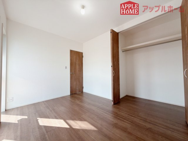 行田市深水町Ⅱの洋室|２階居室は全室収納あり！たっぷりある収納活用でお部屋もキレイを保てます♪