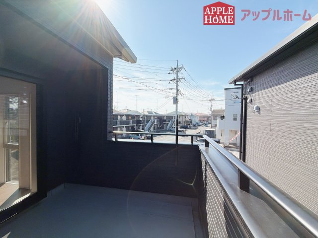 行田市深水町Ⅱのバルコニー|家族分の洗濯物もしっかり干せます。日当たりも良く、毎日のお洗濯が楽しくなりそう♪お布団は手軽に干せていつもポカポカに☆