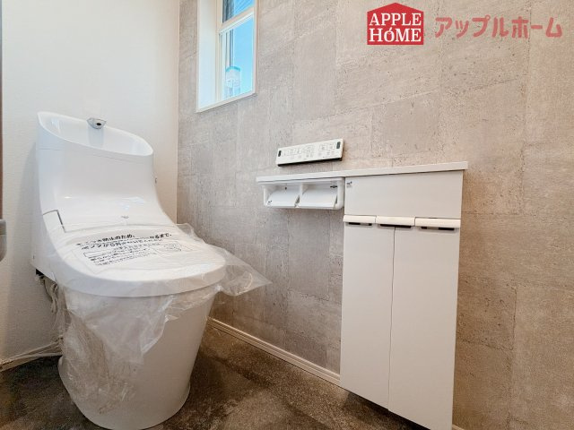 行田市深水町Ⅱのトイレ|白を基調とした清潔感のある明るい空間。温水洗浄便座付きで、毎日快適・清潔に使用できます。操作しやすい壁面リモコンを採用しています。