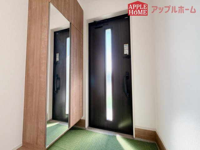 行田市深水町Ⅱの玄関|明るく清潔感のある玄関でお客様を迎えるスペースをパッと明るい印象に！大容量の収納力で大家族の履物もすっきり収納できます♪