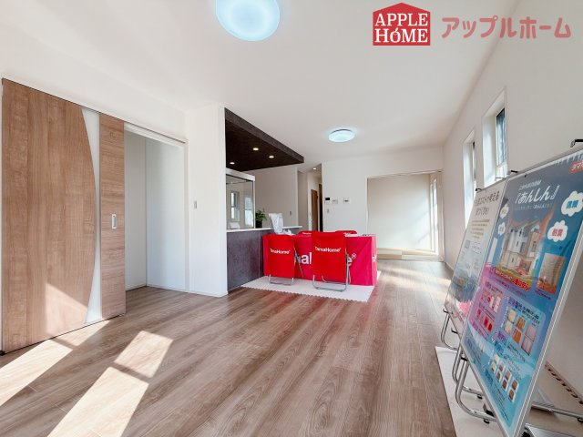 行田市深水町Ⅱの居間・リビング|広々リビング×対面キッチンで家族の会話も弾みます♪家族団らんの秘訣は間取りにあり☆夢のマイホームを一緒に叶えましょう！