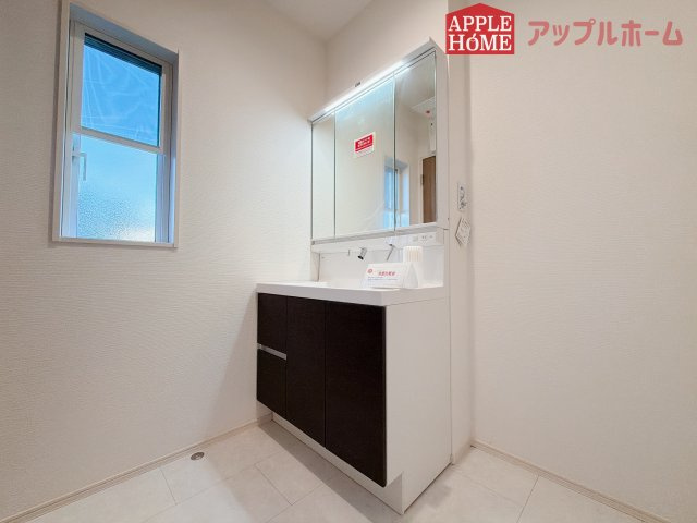 行田市深水町Ⅱの独立洗面台|鏡の裏に歯ブラシや化粧水、整髪料など小物を隠して収納でき、生活感を出さずに綺麗な空間に保てます。また、左右の鏡を動かすことで横や後ろ向きの姿をチェックできるのも嬉しいポイントです