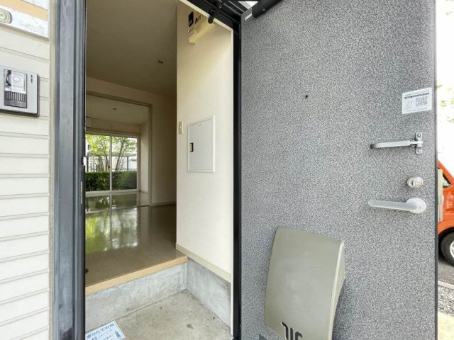 クリスタル・ガーデン Ｆの玄関