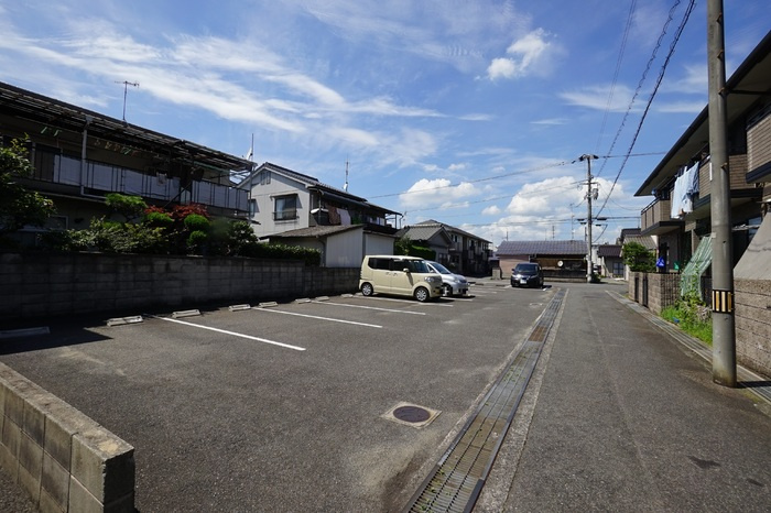 ローズパレスの駐車場