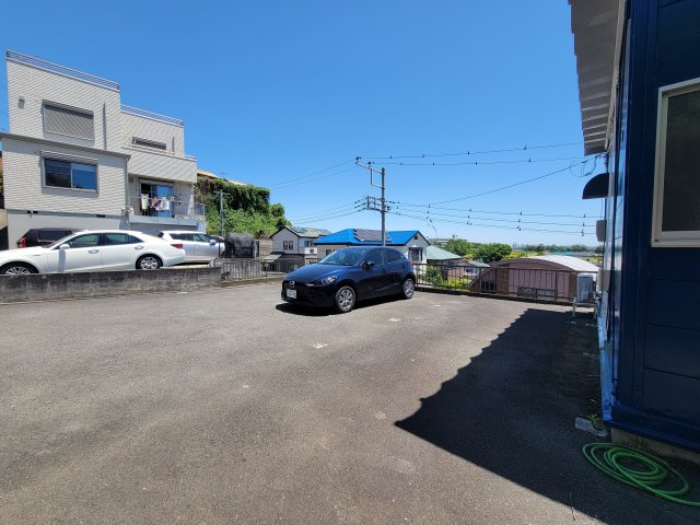 秦野市北矢名の事務所の駐車場