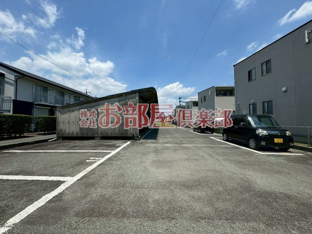三ノ江ハイツの駐車場|車をお持ちの方に嬉しい駐車場付きの物件です