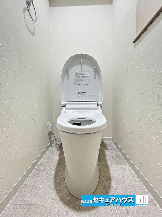 エクセレンス前後のトイレ|【高機能トイレ】
 ◆高機能トイレの多くは便器のフタの開閉が自動であり、使用後に手動で水を流す面倒もなく非常に便利です。スタイリッシュな見た目で、お掃除しやすく、節水効果が高いです。　　　　　　　　　