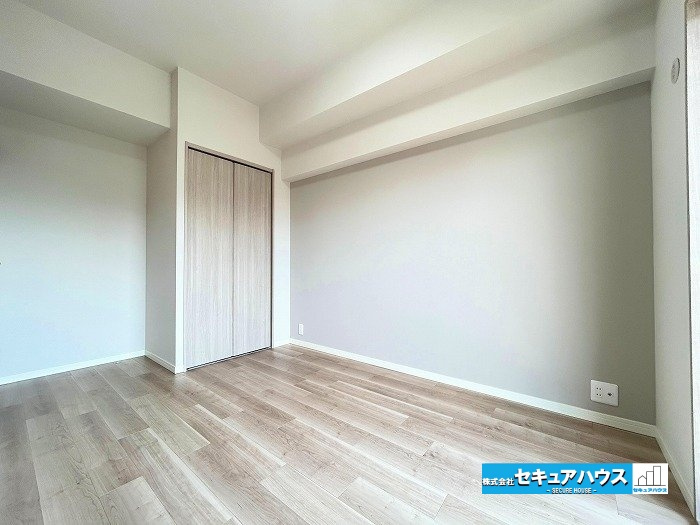 エクセレンス前後の洋室|【南側洋室5.6帖　別角度】
◆家族一人ひとりの大切なプライベート空間。趣味に合わせて使って頂けるようシンプルに仕上げ、暮らし心地を大きく左右する収納を適材適所に配置し使い勝手を考慮しました。　　　　