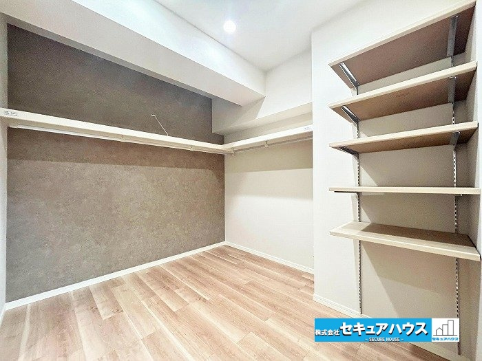 エクセレンス前後の収納|【ウォークインクローゼット】
◆L字のハンガーパイプが設置されておりお洋服を沢山収納することができます。
◆可動棚付きのため小物や玄関に収まらない靴などを収納するのに便利です。　　　　　　　　　　　　