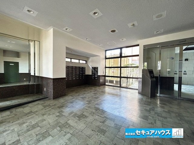 エクセレンス前後のエントランス|【エントランスの様子】
◆オートロック付きのマンションのため防犯面も安心です。　　　　　　　　　　　　　　　　　　　　　　　　　　　　　　　　　　　　　　　　　　　　　　　　　　　　　　　　　　　　　