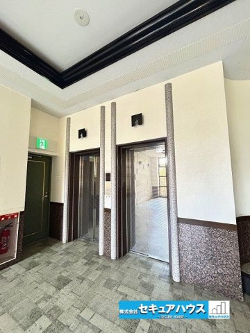 エクセレンス前後のその他共用部分|【エレベーター】
◆2基付きのため混雑回避することができとても便利です。　　　　　　　　　　　　　　　　　　　　　　　　　　　　　　　　　　　　　　　　　　　　　　　　　　　　　　　　　　　　　　　　
