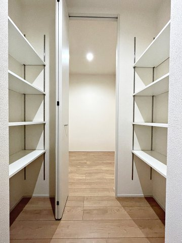 新築戸建・新築建売　郡山市大槻上柵　大槻小・大槻中の収納|キッチンにはパントリー収納がございます！食品や防災グッズなどの保管に便利です！