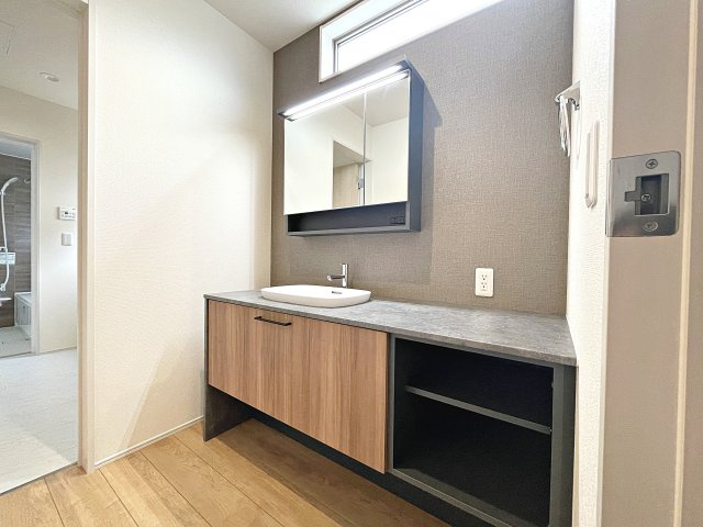 新築戸建・新築建売　郡山市大槻上柵　大槻小・大槻中の洗面所|ワイドカウンターの洗面台はおしゃれかつ使い勝手がいい！物が置きやすく身支度もスムーズです！
