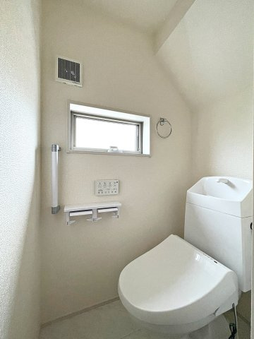 新築戸建・新築建売　郡山市大槻上柵　大槻小・大槻中のトイレ|白を基調としており小窓で換気ができるので清潔感のある空間。ペーパーホルダーが2つあるのも便利です！