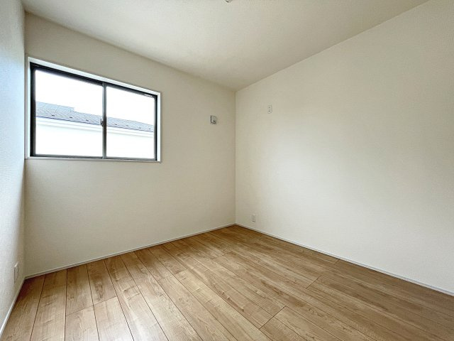新築戸建・新築建売　郡山市大槻上柵　大槻小・大槻中の洋室|4.6帖の洋室は南側の窓から太陽の日差しが入る明るいお部屋です！
