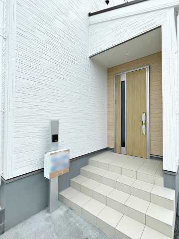 新築戸建・新築建売　郡山市大槻上柵　大槻小・大槻中の玄関|モニター付きインターホンで訪問者を確認できるので、防犯対策やプライバシー保護など安心です！