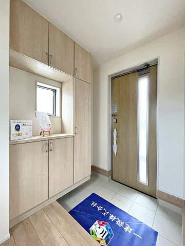新築戸建・新築建売　郡山市大槻上柵　大槻小・大槻中の玄関|大容量のシューズボックスがあり収納豊富な玄関スペース。玄関ドアから日差しが入り明るいです！