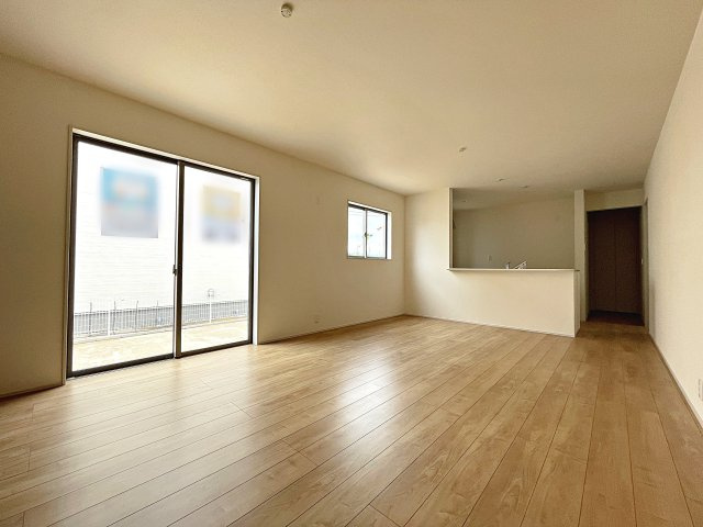 新築戸建・新築建売　郡山市大槻上柵　大槻小・大槻中の居間・リビング|キッチンの前にダイニングテーブルを設置すれば、お料理の配膳もスムーズです！
