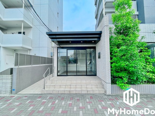 ファミリアーレ矢田レジデンスの外観|上質な素材と洗練されたデザインが織りなすエントランス。住まう人の誇りを感じさせる、優雅な迎えの空間。