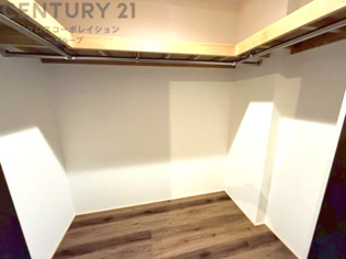 収納力が高く洋服や小物を整理しやすく、更衣室のように使え、部屋がすっきり保てます。収納の配置を自由に調整でき、換気性が良く防湿・防虫対策も可能。快適で機能的な生活空間を実現できます♪