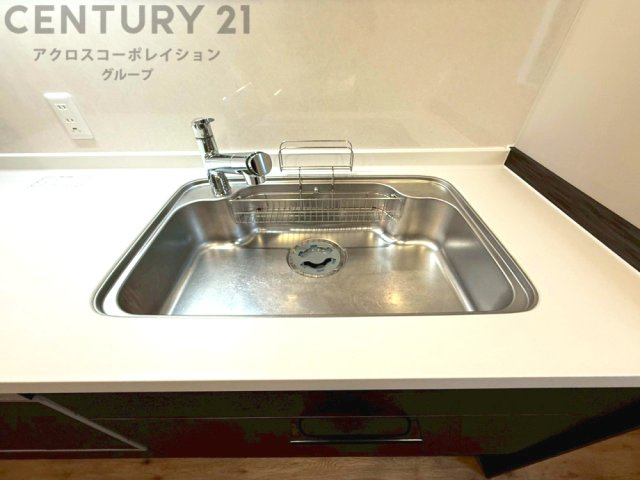 大きなシンクでお鍋などの大きな調理器具を洗う際にも便利です。

