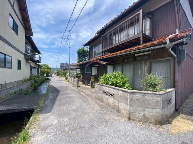 ■□昭和町土地□■の前面道路含む現地写真|前面道路幅員は約2.2ｍになり、建築時には、水路より一方4ｍ後退が必要になります。