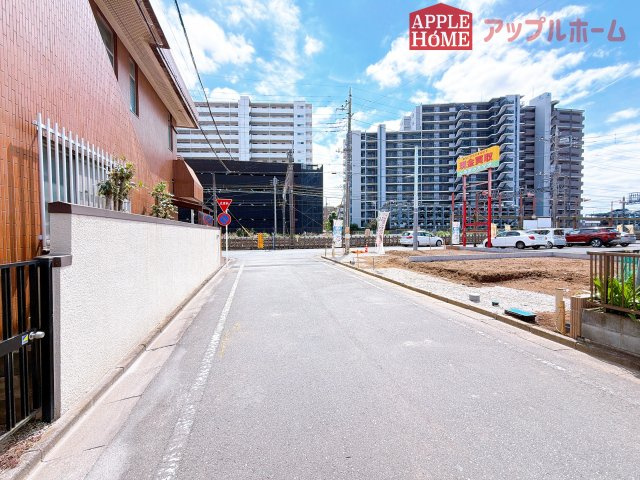 [新築住宅] 坂戸市関間4丁目 全2棟の前面道路含む現地写真