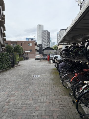 ディオレ西新宿の駐車場