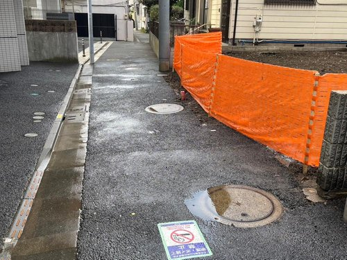 品川区北品川　建築条件なし売地の前面道路含む現地写真