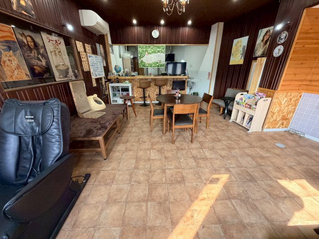 【居間・リビング】 | 【猫休憩所】3階建てビル1棟 | 1階の店舗部分です