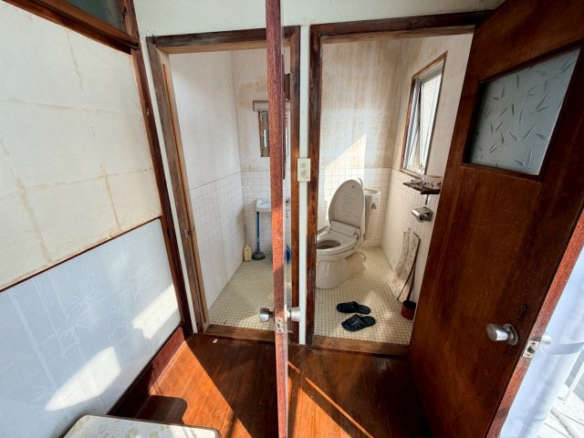 【トイレ】 | 【猫休憩所】3階建てビル1棟 | 2階のトイレです