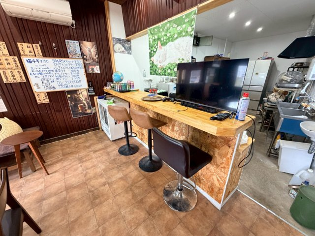 【居間・リビング】 | 【猫休憩所】3階建てビル1棟 | 1階の店舗部分です