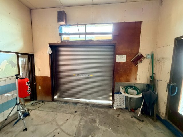 【駐車場】 | 【猫休憩所】3階建てビル1棟 | ガレージの中からの画像です。出入り口のシャッターがあります。