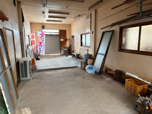 【駐車場】 | 【猫休憩所】3階建てビル1棟 | ガレージです。かなり奥行きがあり車4台は入ります（高さ制限あり）