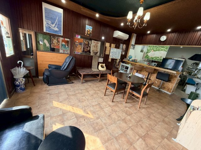 【居間・リビング】 | 【猫休憩所】3階建てビル1棟 | 1階の店舗部分です