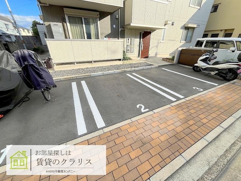 ルミエール源の駐車場