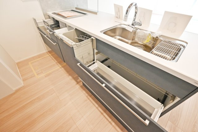 マドレコート宝塚市安倉南4丁目新築一戸建て｜4LDK＋駐車2台可のキッチン|ママにやさしい便利機能が設置されたキッチンは、お掃除のしやすいIHクッキングヒーターに、便利なタッチレス水栓、食後の片づけも楽々の深型食洗機付です。