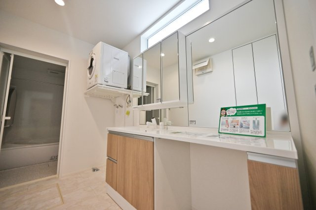 マドレコート宝塚市安倉南4丁目新築一戸建て｜4LDK＋駐車2台可の洗面所|洗面室にはガス式乾燥機の「乾太くん」が標準装備。天気の悪い日でもふっくらとした仕上がりで衣類を乾かせてくれます。