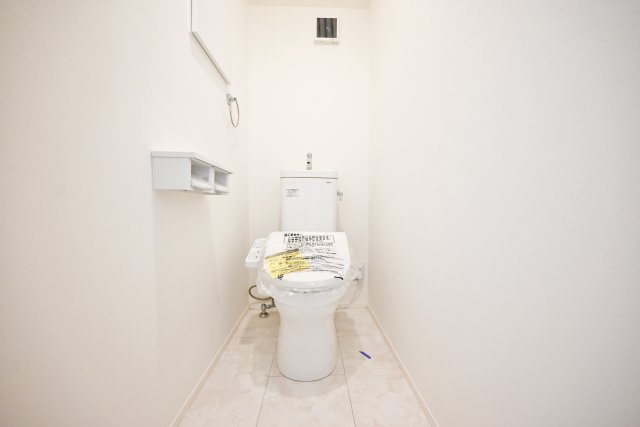 マドレコート宝塚市安倉南4丁目新築一戸建て｜4LDK＋駐車2台可のトイレ|1階と2階にそれぞれ温水洗浄便座付トイレを設置。1階トイレには手洗いスペースもあります。